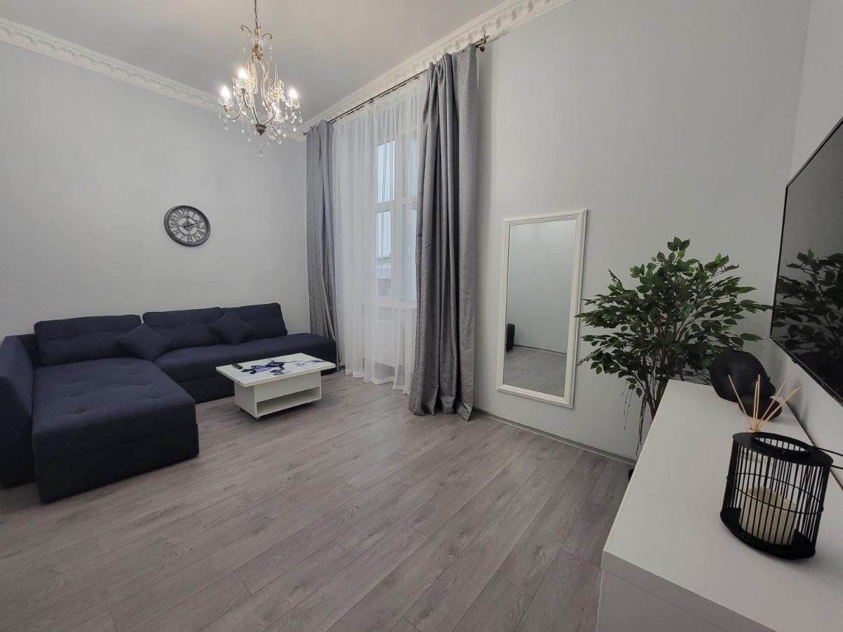 Апартаменты Warm & Cozy In The Heart Of Historical *